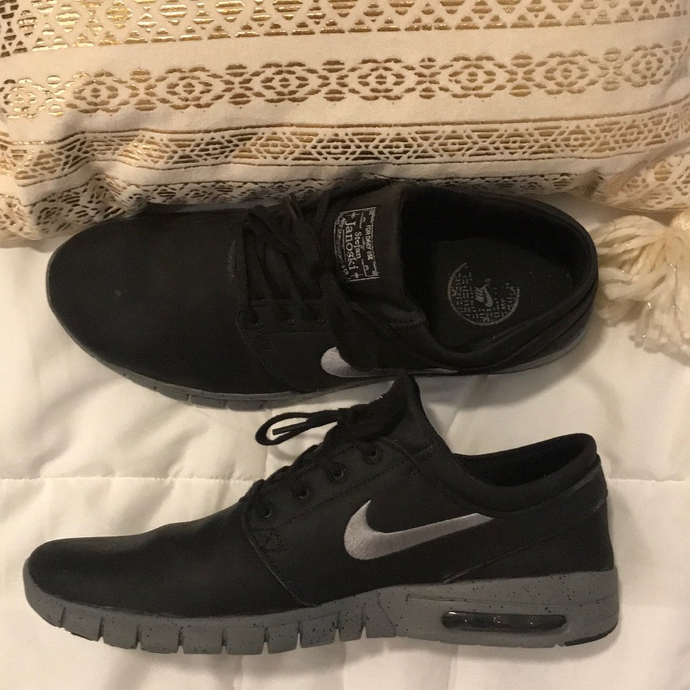 NIKE janoski black shoes